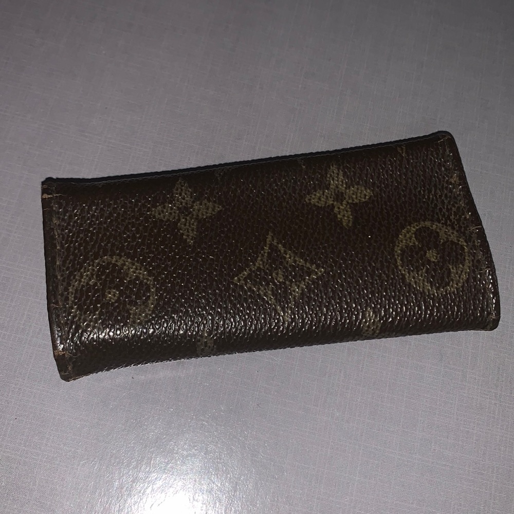 💛 Louis Vuitton vintage Monogram‎ signature design LV Logo 4 key holder M… - Picture 2 of 10